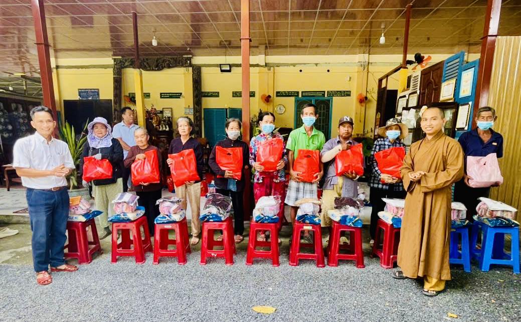 Tân Triều: Trao Quà Yêu Thương Đến Bà Con Khó Khăn Nhân Dịp Thành Lập Phường Mới